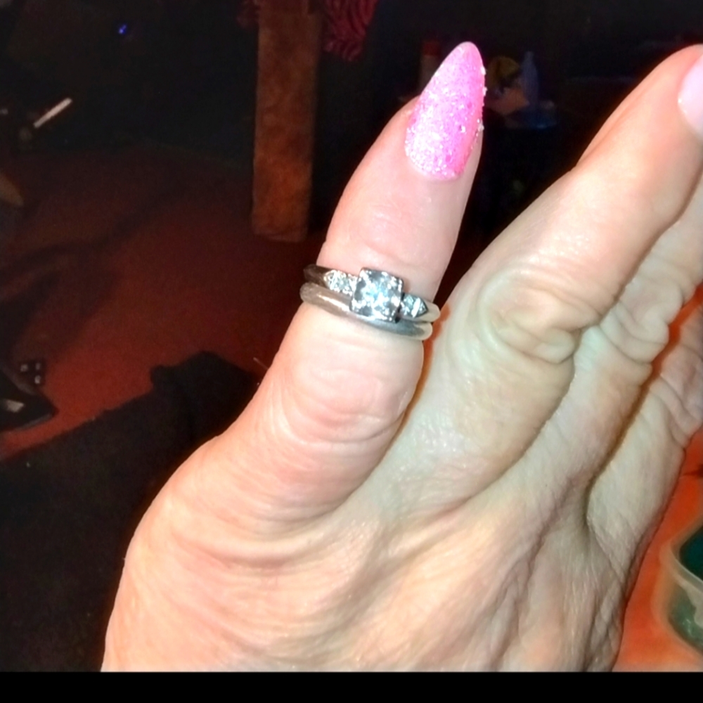 Beautiful 14 karat white gold wedding ring set